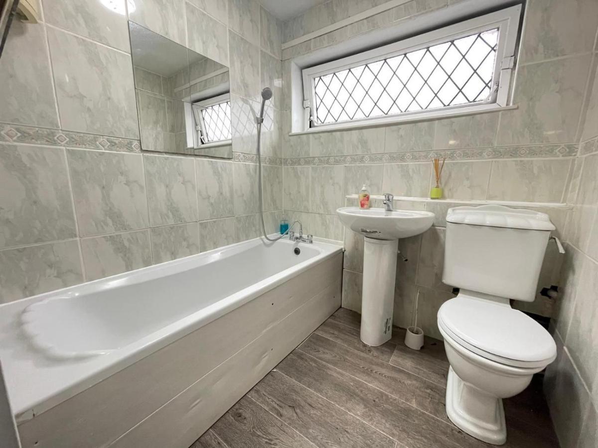 Spacious Bedroom In Beckton Londra Esterno foto