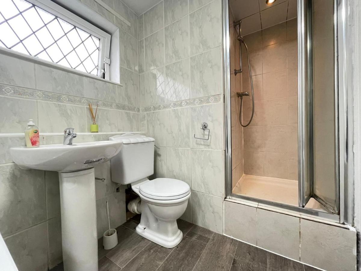 Spacious Bedroom In Beckton Londra Esterno foto